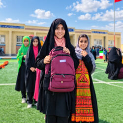 توزیع ۴۷۰۰ کوله‌پشتی و نوشت‌افزار در زنجیره مدارس بانک اقتصادنوین