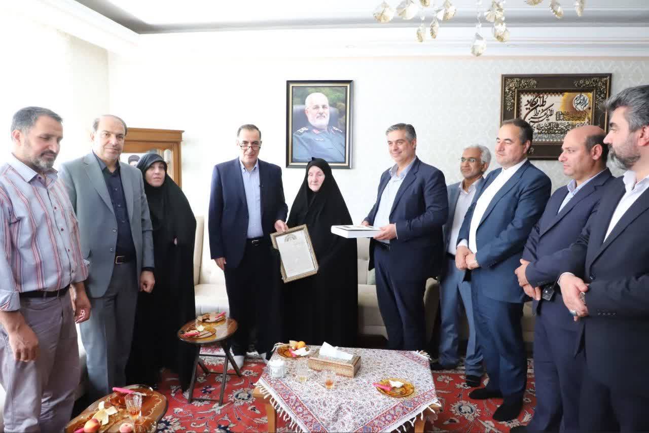 حضور رییس بنیاد شهید و امور ایثارگران کشور و معاون درمانی بیمه دی  در منزل شهید پاکپور