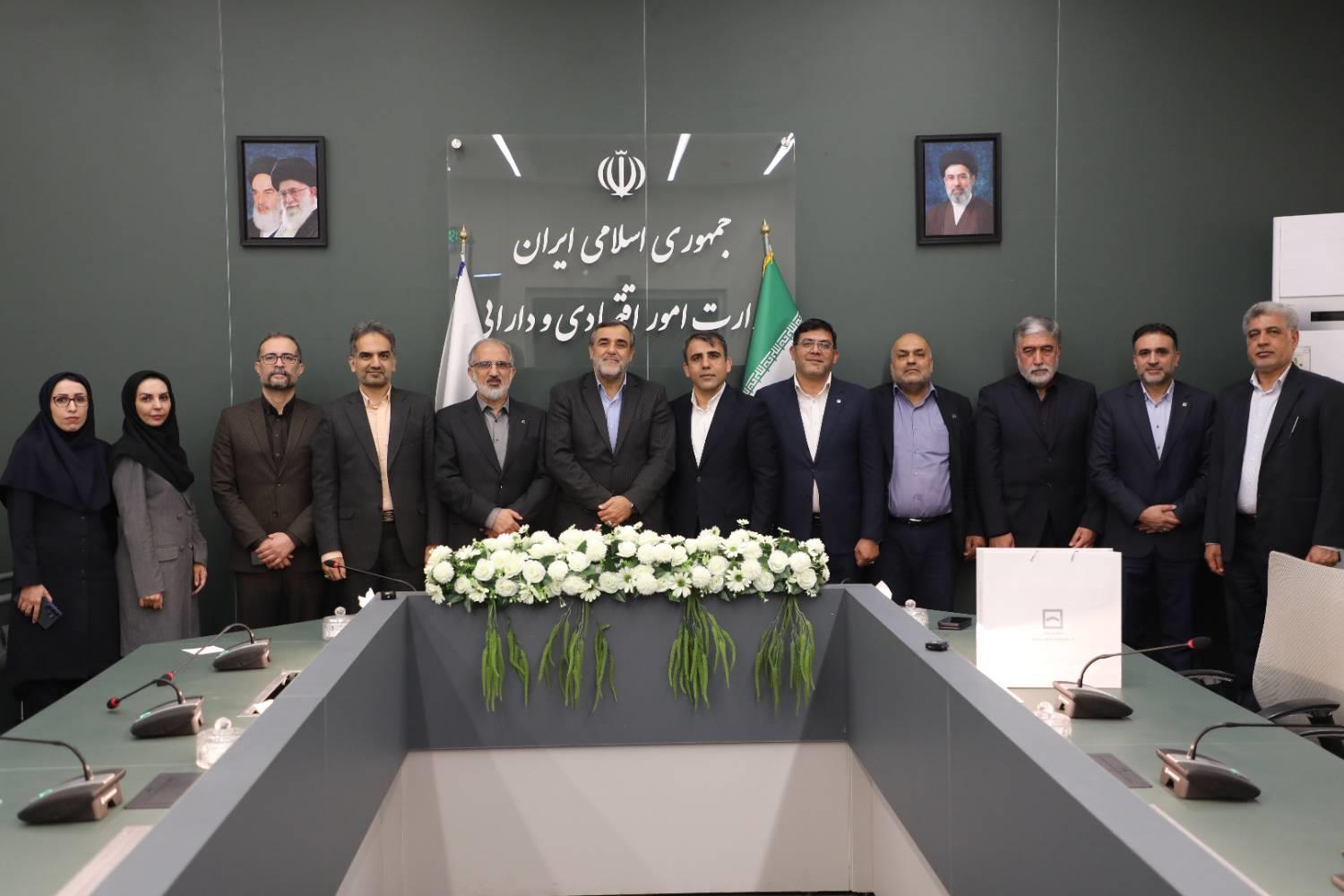 استقبال معاون وزیر امور اقتصادی و دارایی از عملکرد بانک مسکن در تامین مالی پروژه‌های مسکن