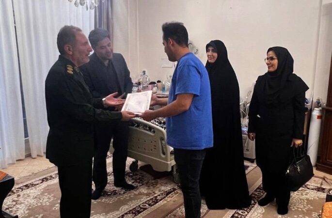 تداوم تعهد و خدمت‌رسانی/ دیدار مدیر بیمه دی قزوین با جانباز ۷۰ درصد سرافراز