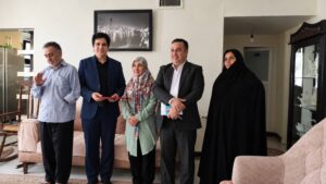 تجلیل شعبه جنوب‌غرب تهران بیمه دی از همسر جانباز ۷۰ درصد به مناسبت روز پرستار