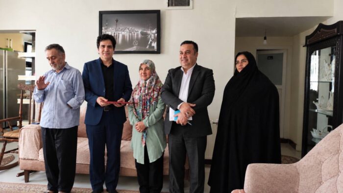 تجلیل شعبه جنوب‌غرب تهران بیمه دی از همسر جانباز ۷۰ درصد به مناسبت روز پرستار