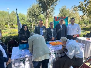برپایی میز خدمت بیمه دی به مناسبت روز سالمند در پارک ایران کوچک کرج