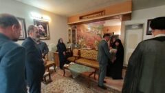 دیدار مدیر بیمه دی اصفهان با خانواده معظم شهدا به مناسبت هفته دفاع مقدس