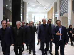 استاندار کرمانشاه به همراه دکتر پرتوافکنان عضو هیأت مدیره بانک سپه با حضور در بیمارستان حکیم از بخش‌های مختلف این مرکز درمانی بازدید کردند*