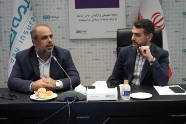 تجلیل از برندگان مسابقه فرهنگی «قائد شهید» در شرکت بیمه دی