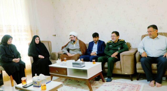 همزمان با گرامیداشت هفته دولت؛ دیدار معاون اقتصادی و سرمایه‌گذاری سازمان منطقه آزاد ماکو با خانواده‌های معظم شهدا در پلدشت