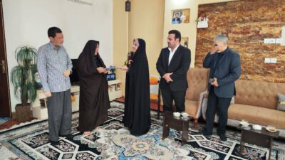 تجلیل بیمه دی از همسر فداکار جانباز سرافراز محمد قربانی به مناسبت روز پرستار
