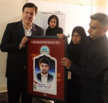 دیدار مدیرعامل بانک ملت با خانواده شهید امید اسدی، از کارکنان شهید بانک در جنگ رمضان