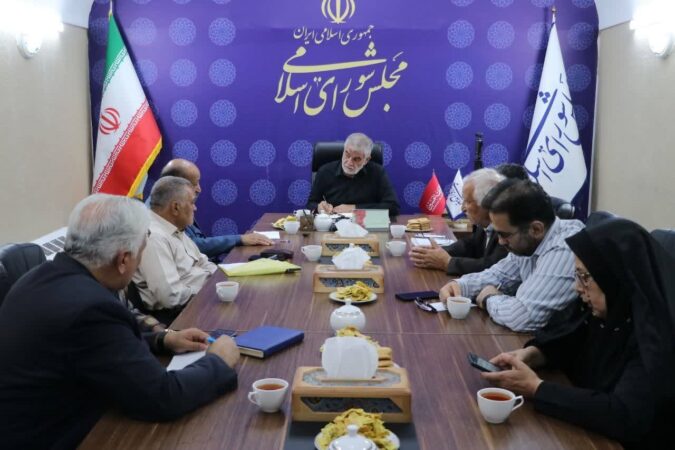 بررسی مسائل بازنشستگان آموزش‌وپرورش یزد در دیدار با نماینده مردم و مدیر بیمه دی