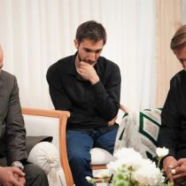 حضور مدیر عامل شرکت بیمه دی در منزل شهید ذاکری؛ احسان ذاکری تمام ویژگی های یک شهید را در زمان حیاتش داشت