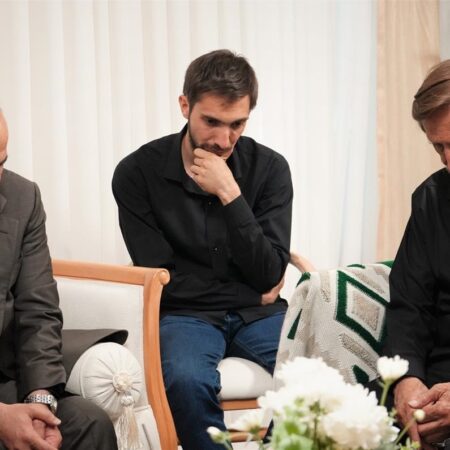 حضور مدیر عامل شرکت بیمه دی در منزل شهید ذاکری؛ احسان ذاکری تمام ویژگی های یک شهید را در زمان حیاتش داشت
