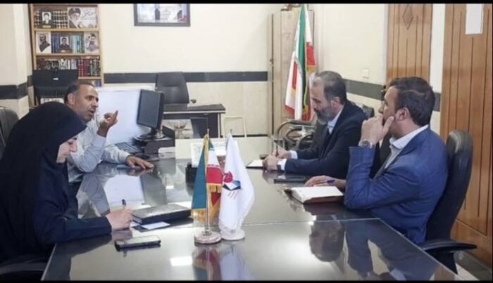 دیدار مدیر بیمه دی در اصفهان از جانباز ۷۰ درصد و خانواده شهدای  تیران و کرون
